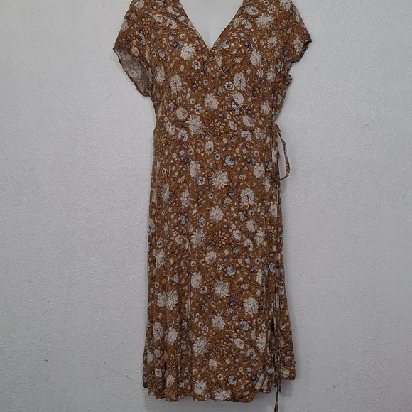 Old Navy Midi Wrap Dress Floral - Picture 3 of 12